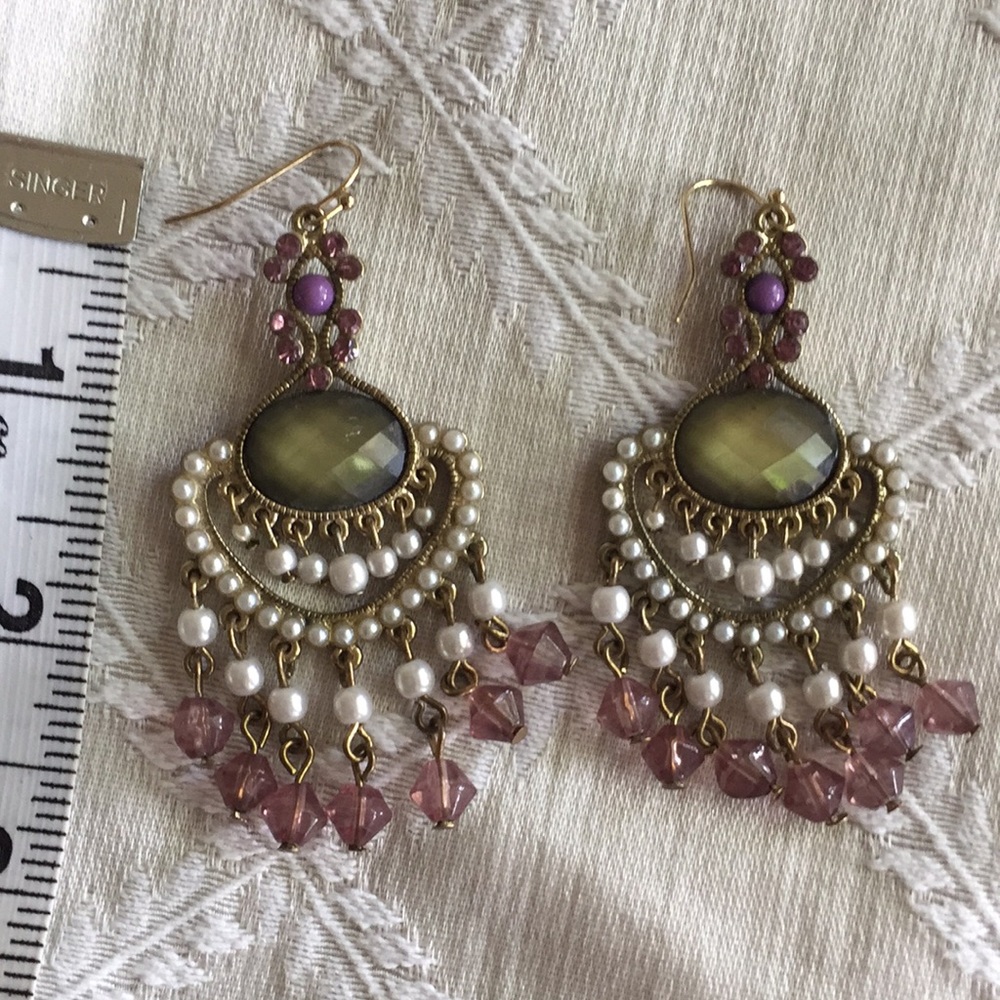 Fashionable pearl earrings